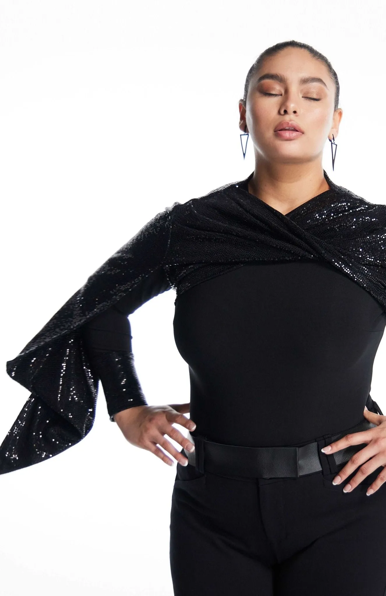 Dioclea | Glamorous Twist: Curve Sequin Shrug