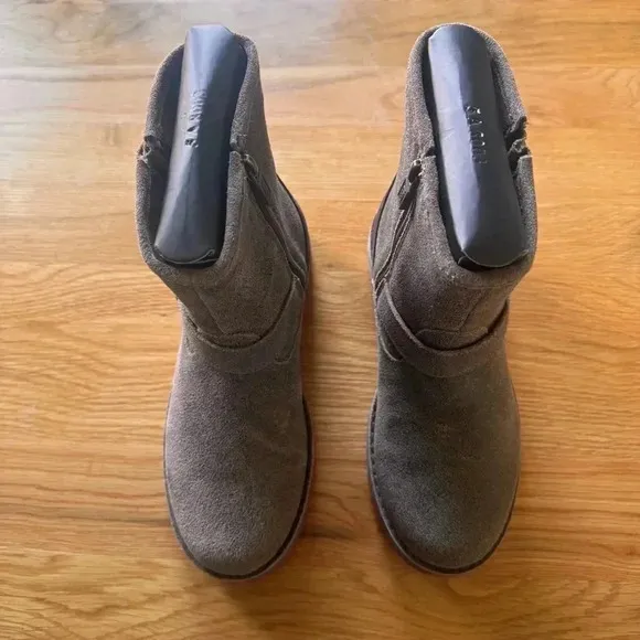 NWT UGG K Harwell Bomber Boots Kids Brown Teak Leather Wool Lining