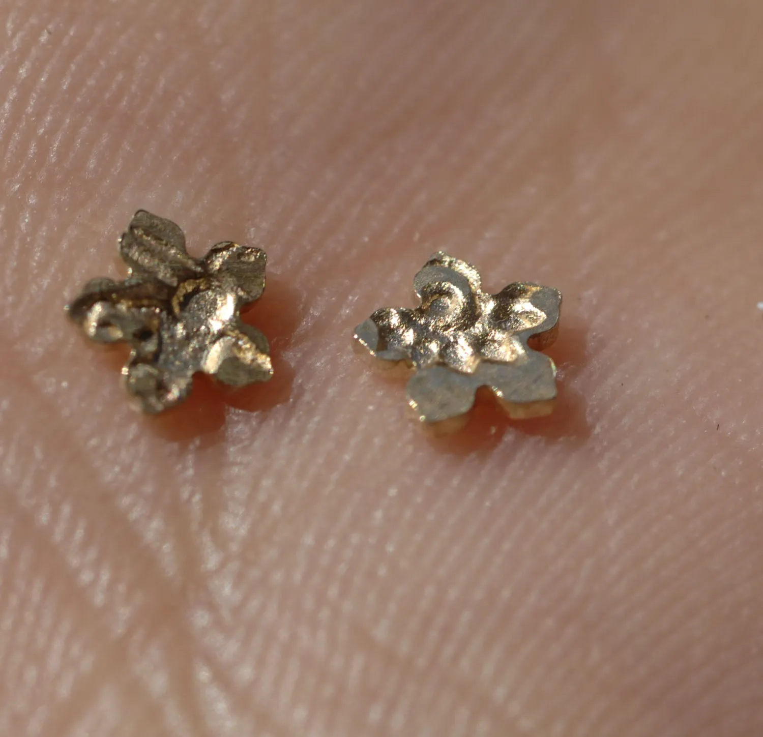 Tiny Metal Paisley Flower Pointed 4.2mm